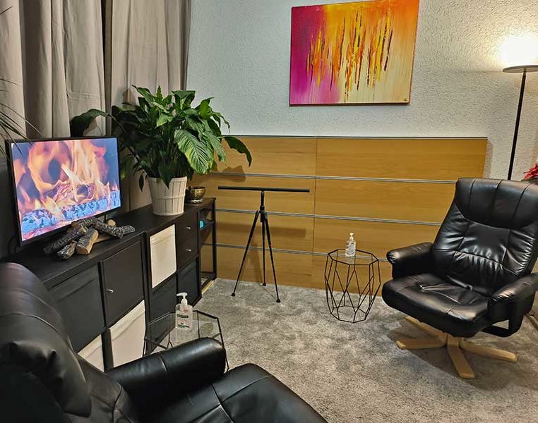 Détail de l'aménagement du cabinet avec fauteuil et mobilier